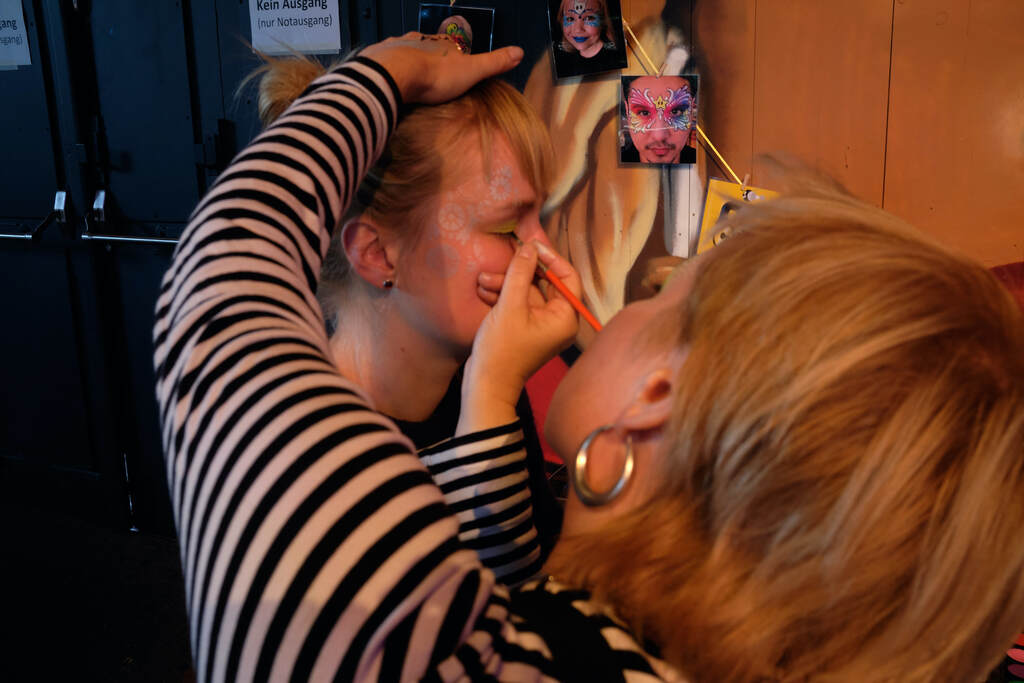 Susi von "Schminklusiv" bei der Arbeit